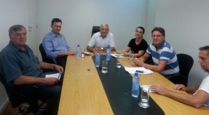 O presidente do Conselho Administrativo, José Zeferino Pedrozo (ao centro), ressalta que o Pronatec Agro vem atender a demanda de formação rural para as propriedades. Foto: Divulgação