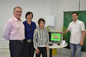 Secretário Regional de Mafra, Abel Schroeder (E), diretora da escola Cristo Rei, Sandra Luiza Theurer, aluno Roger Moreira e coordenador do projeto, Ronaldo Coser (D)