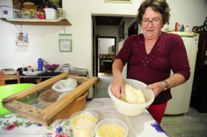 Irmgard Klug Kuchler, 58 anos, aprendeu a receita do Kochkäse quando ainda morava com a mãe e até hoje produz a iguaria em casa Foto: Patrick Rodrigues / Agencia RBS