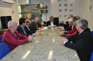 Na foto os representantes da Federação dos Trabalhadores Rurais Agricultores e Agricultoras Familiares do Estado de Santa Catarina (Fataesc), Federação da Agricultura e Pecuária do Estado de Santa Catarina (FAESC), Serviço Nacional de Aprendizagem Rural (Senar), Associação dos Fumicultores do Brasil (Afubra), Secretaria da Agricultura e SindiTabaco assinam o termo de cooperação técnica. Foto: Secretaria de Estado da Agricultura e da Pesca