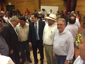 Na foto está o secretário Moacir Sopelsa, o ministro da Agricultura do Paraguai e o governador da província de Itapúa. Foto: Dolmar Frizon/ Fecoagro