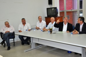 Autoridades presentes na reunião de apresentação da proposta. Foto: Secretaria de Agricultura e da Pesca