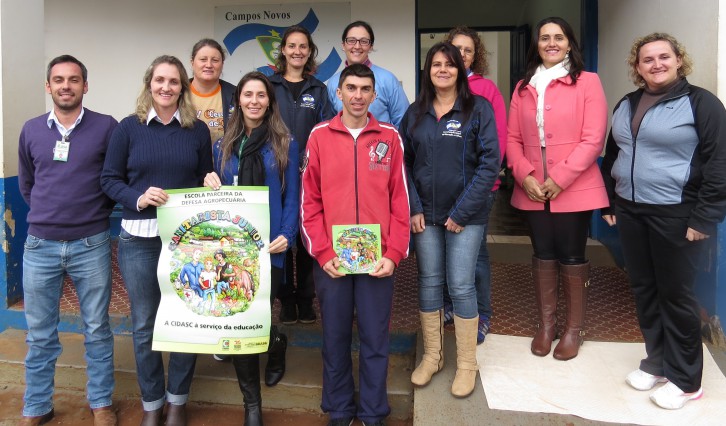 Na foto, Profissionais da Cidasc e da Escola Municipal de Ensino Fundamental André Rebouças. Foto: Departamento Regional da Cidasc de Campos Novos