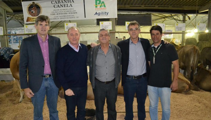 Na foto, o Secretário Adjunto da Agricultura, Airton Spies. À direita, o Gestor Regional da Cidasc de Blumenau e Médico Veterinário da Cidasc