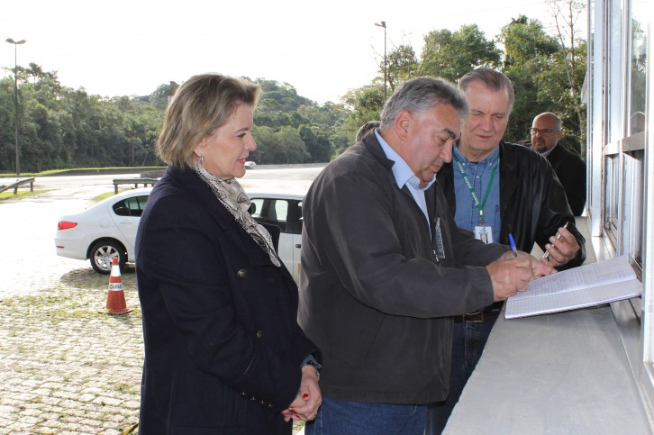 Santa Catarina e Paraná oficializam o compartilhamento de barreiras sanitárias - Na foto: presidente Cidasc Enori Barbieri; secretária da ADR de Joinville Simone Schramm; presidente da Adapar, Inácio Afonso Kroetz – Joinville 10-06-16 – Foto: Ana Paula Keller/ADR Joinville