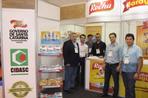 O Presidente da Cidasc, Enori Barbieri, em visita ao estande da empresa Rocha Alimentos em parceria com a Cidasc na ExpoSuper - Foto: Ascom/Cidasc