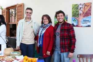 No evento, a médica veterinária da Cidasc Ana Maria de Andrade Mitidiero junto aos representantes do Mapa e do Cepagro. Foto: Nicole Barbieri - Cidasc/ASCOM