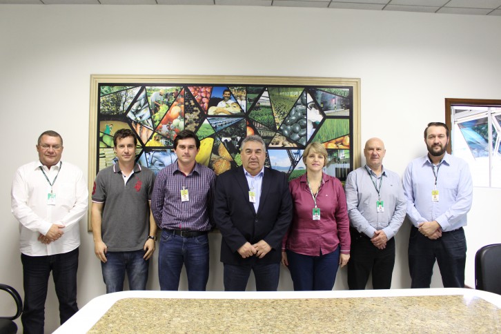 Na foto, da esquerda para direita, Valdo José, Matheus Mazon, Ricardo Miotto, Enori Barbieri, Valdirene Régia, Alvori Cantú e Alexandre Mess. Foto: Nicolle Barbieri - Ascom / Cidasc